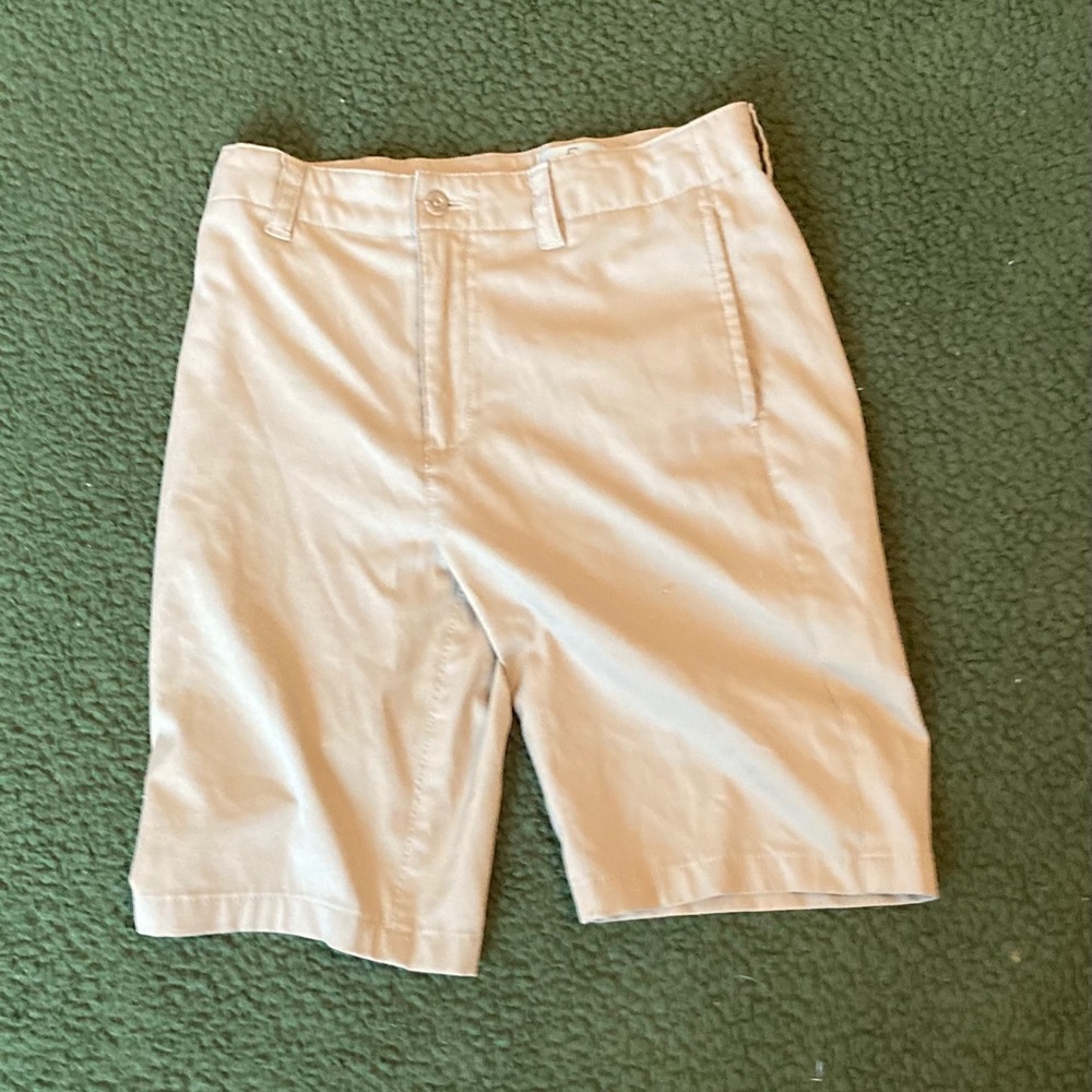 Dillards Brad- Khaki golf shorts with pockets.